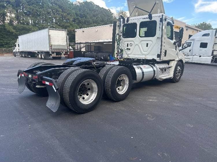 2019 Freightliner Cascadia 126 Day Cab Truck - 455HP, 10 Speed Manual image 7