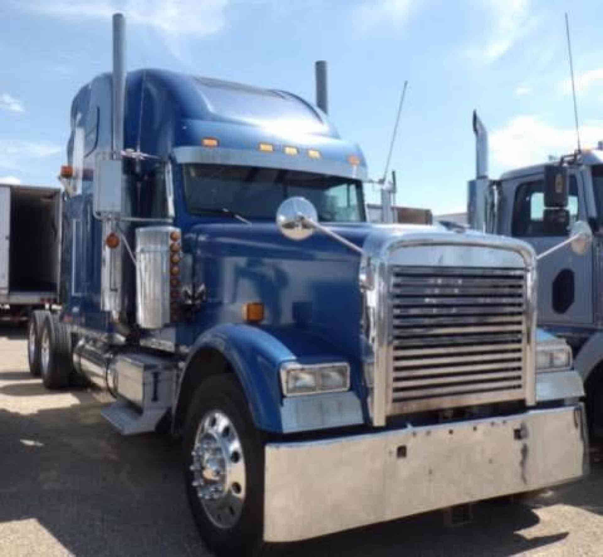 2005 Freightliner FLD132 image 2