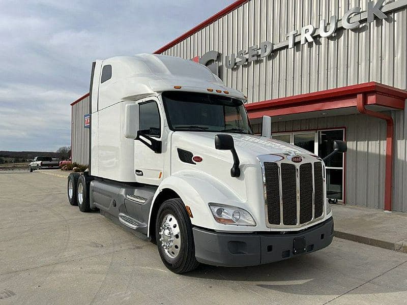 2021 Peterbilt 579 image 2