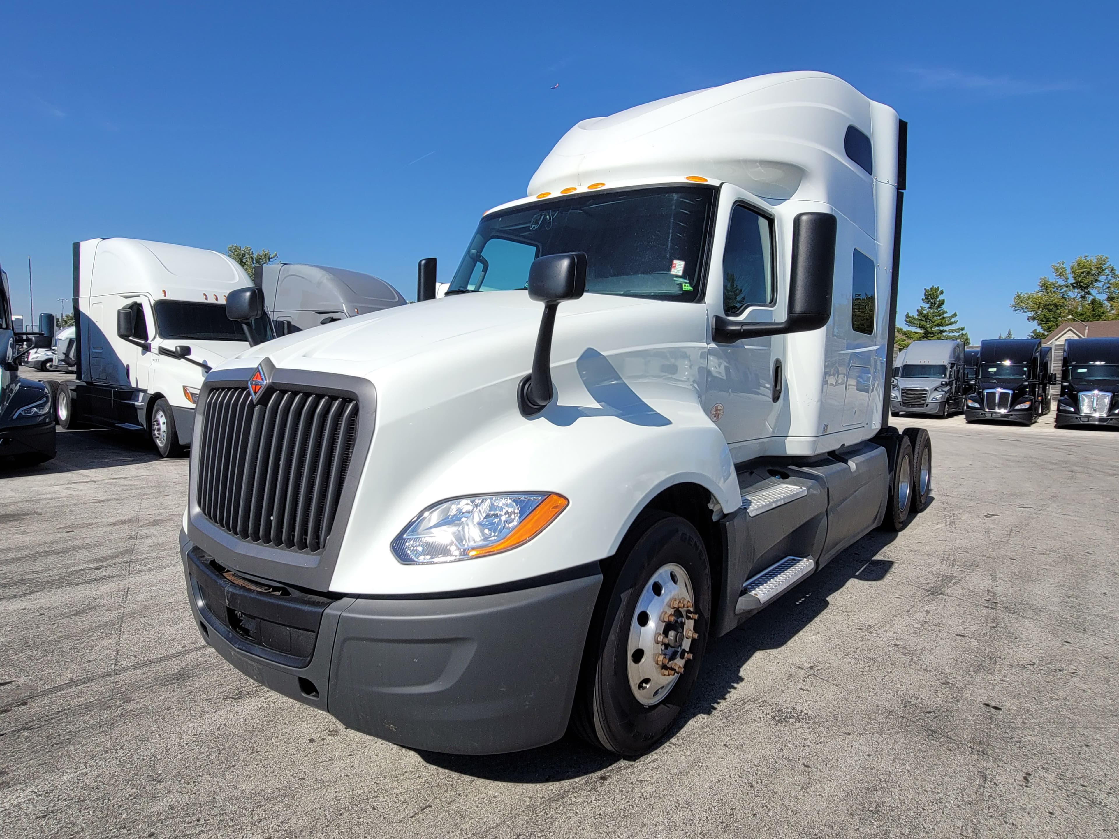 2022 International LT image 1