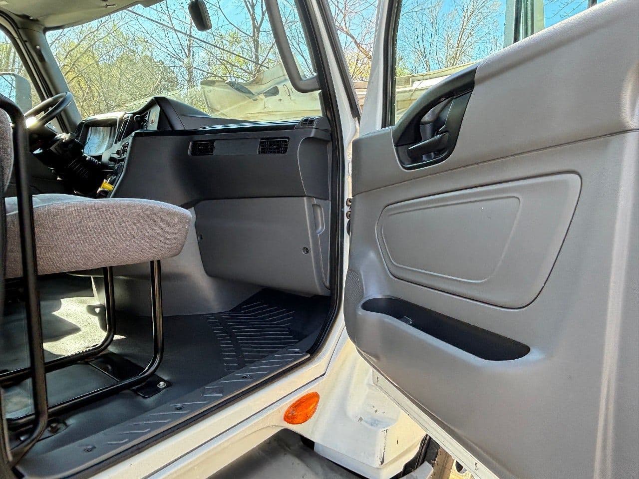 2018 International LT625 image 18
