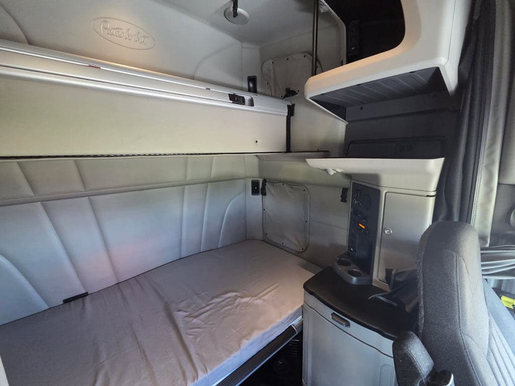Used 2023 PETERBILT 579 image 21