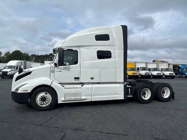 2022 Volvo VNL image 4