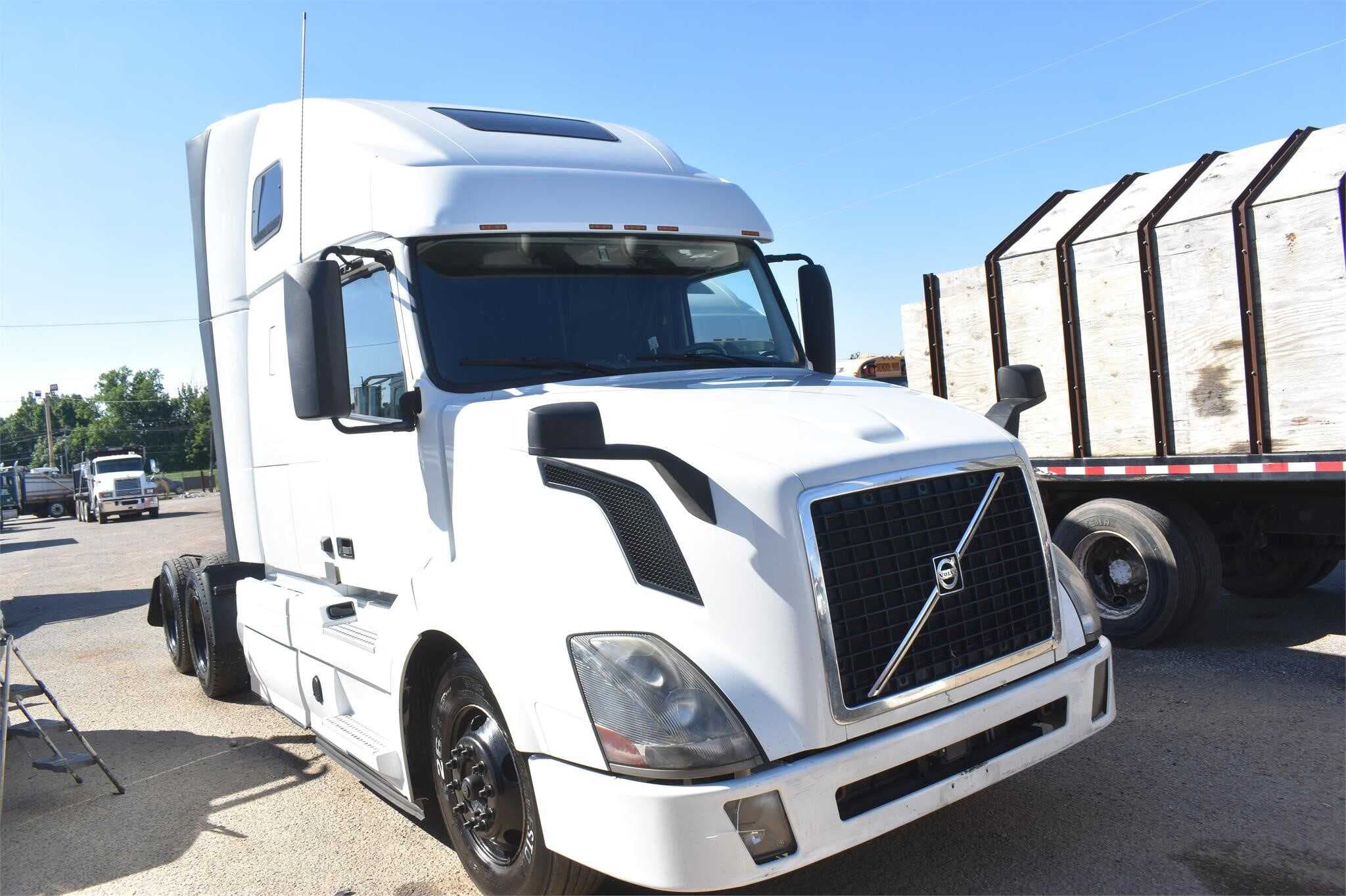 2016 Volvo VNL670 image 2