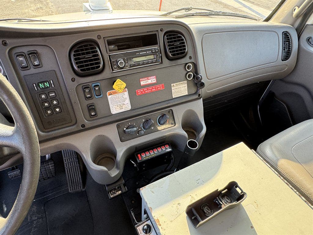 2015 Freightliner M2 106 image 67