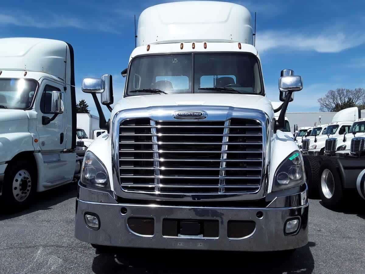 Used 2019 FREIGHTLINER Conventional - Day Cab - CASCADIA 125 For Sale image 2