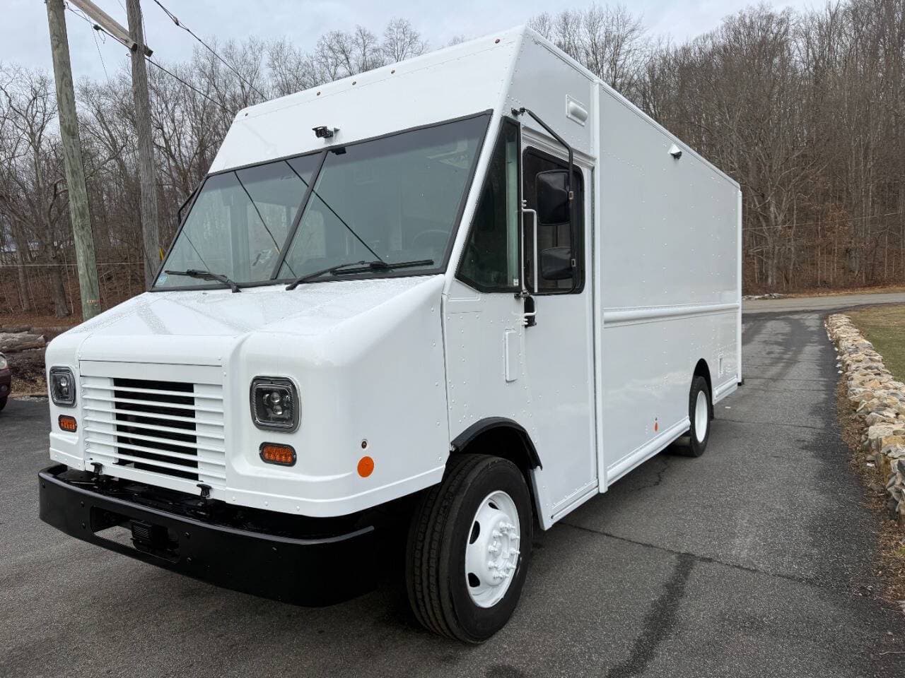 2020 Ford Stripped Chassis image 3