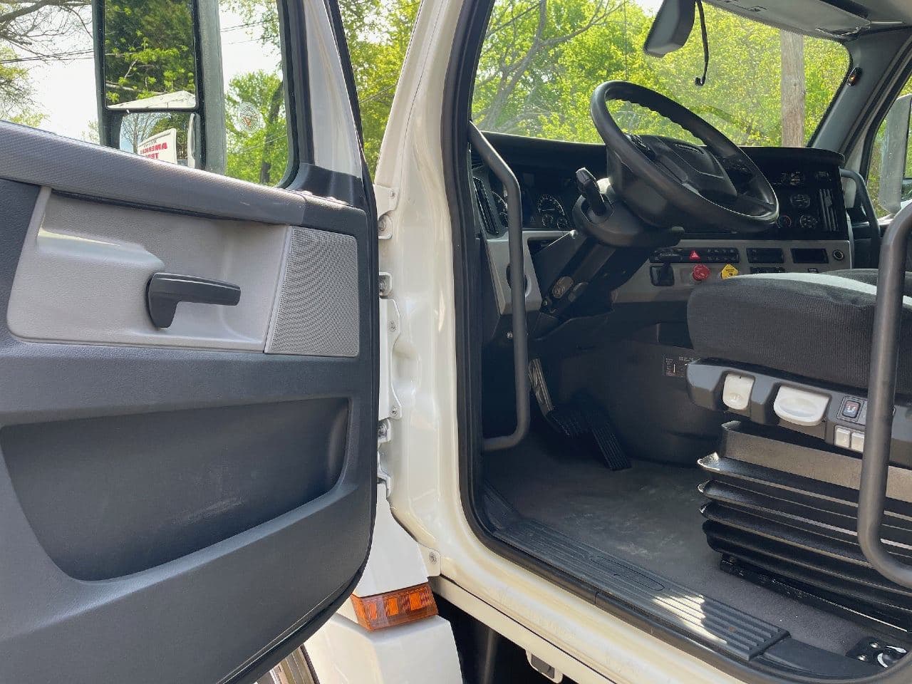 2020 Freightliner Cascadia 126 image 17