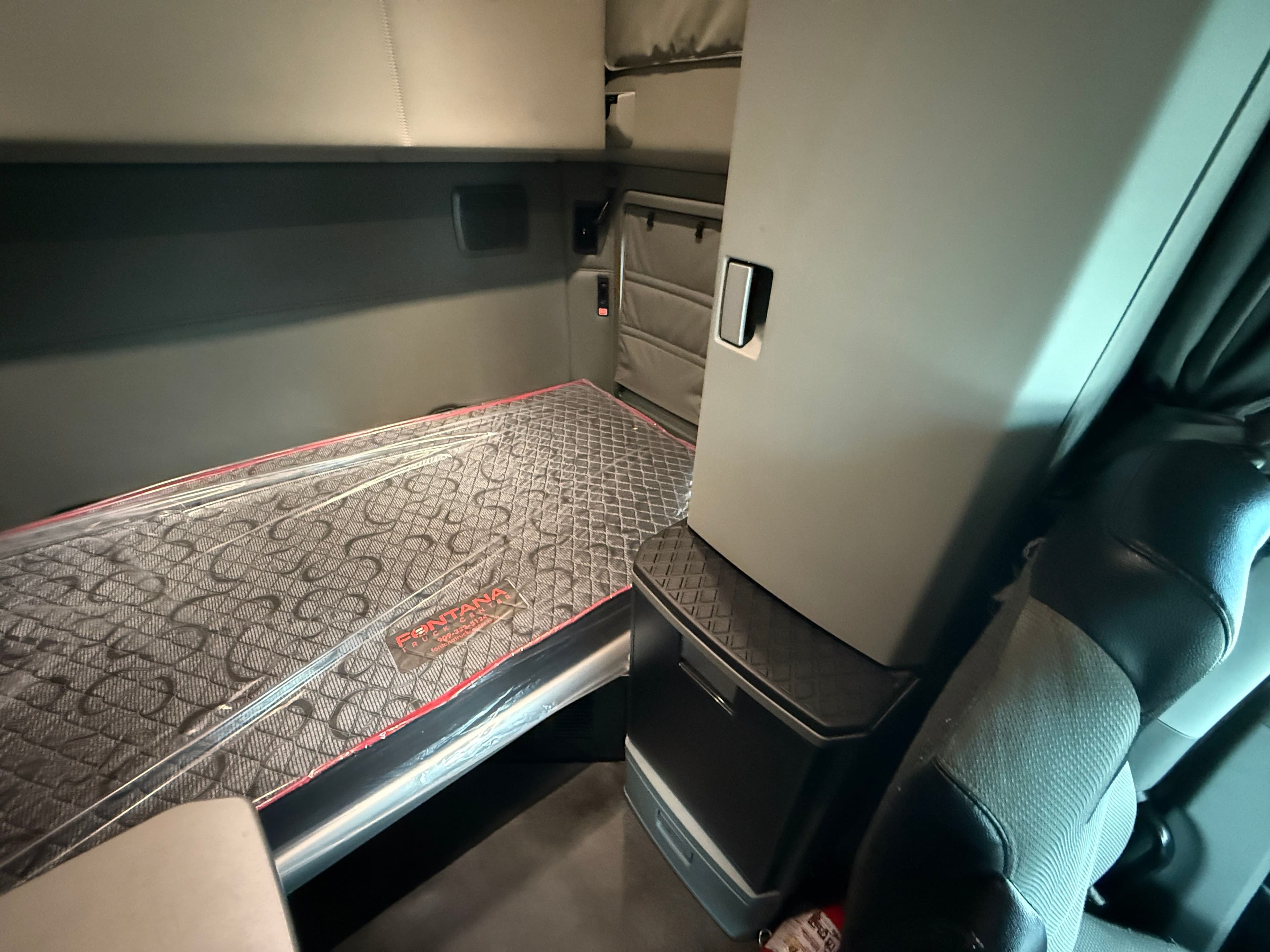 2021 Kenworth T680 image 24