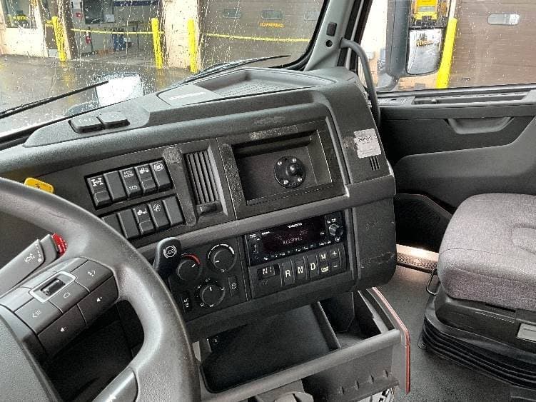 2022 Volvo VNL image 9