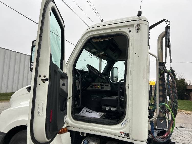 2019 Freightliner Cascadia 126 Day Cab Truck - 450HP, 12 Speed Automatic image 9