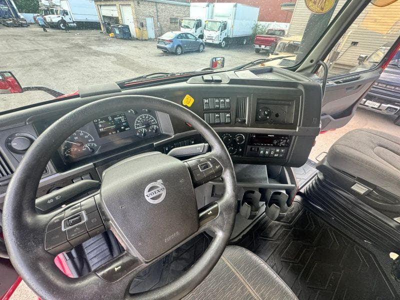 2020 Volvo VNL image 18