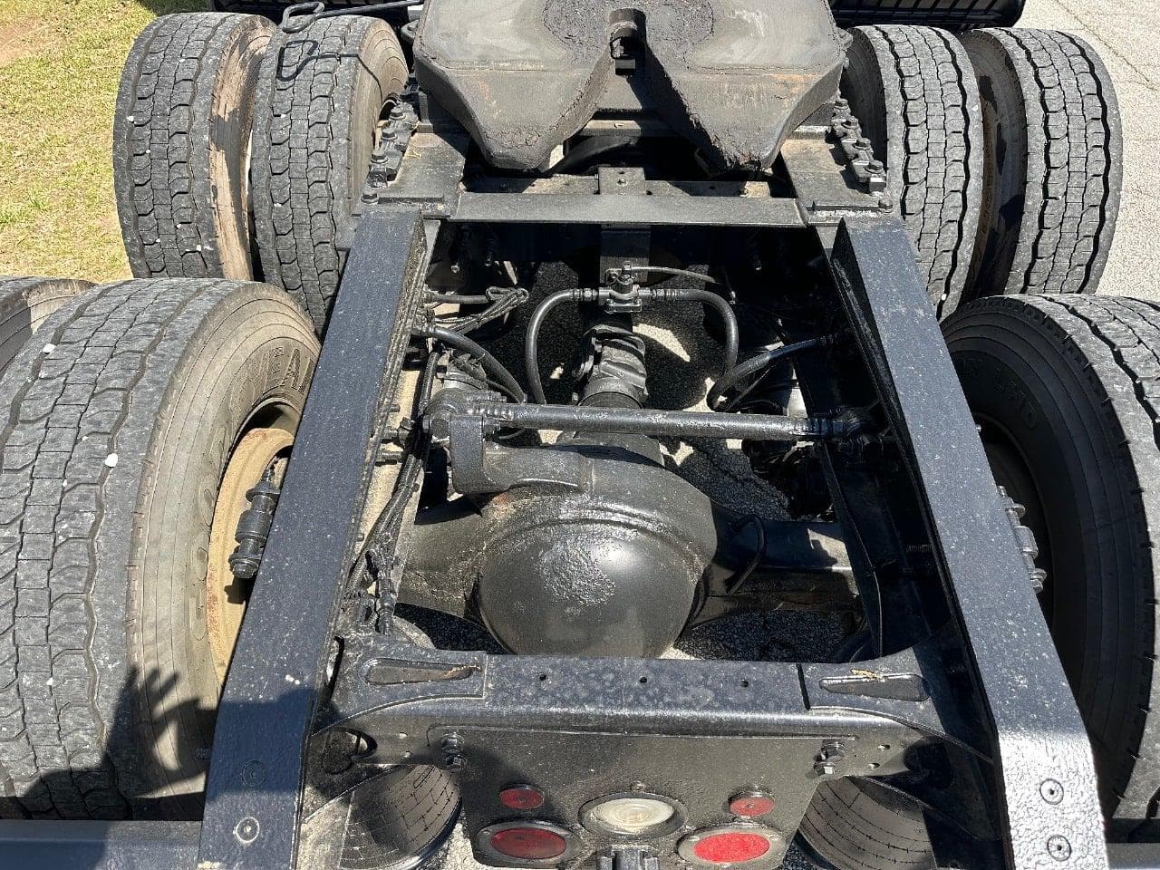 2018 International LT625 image 13