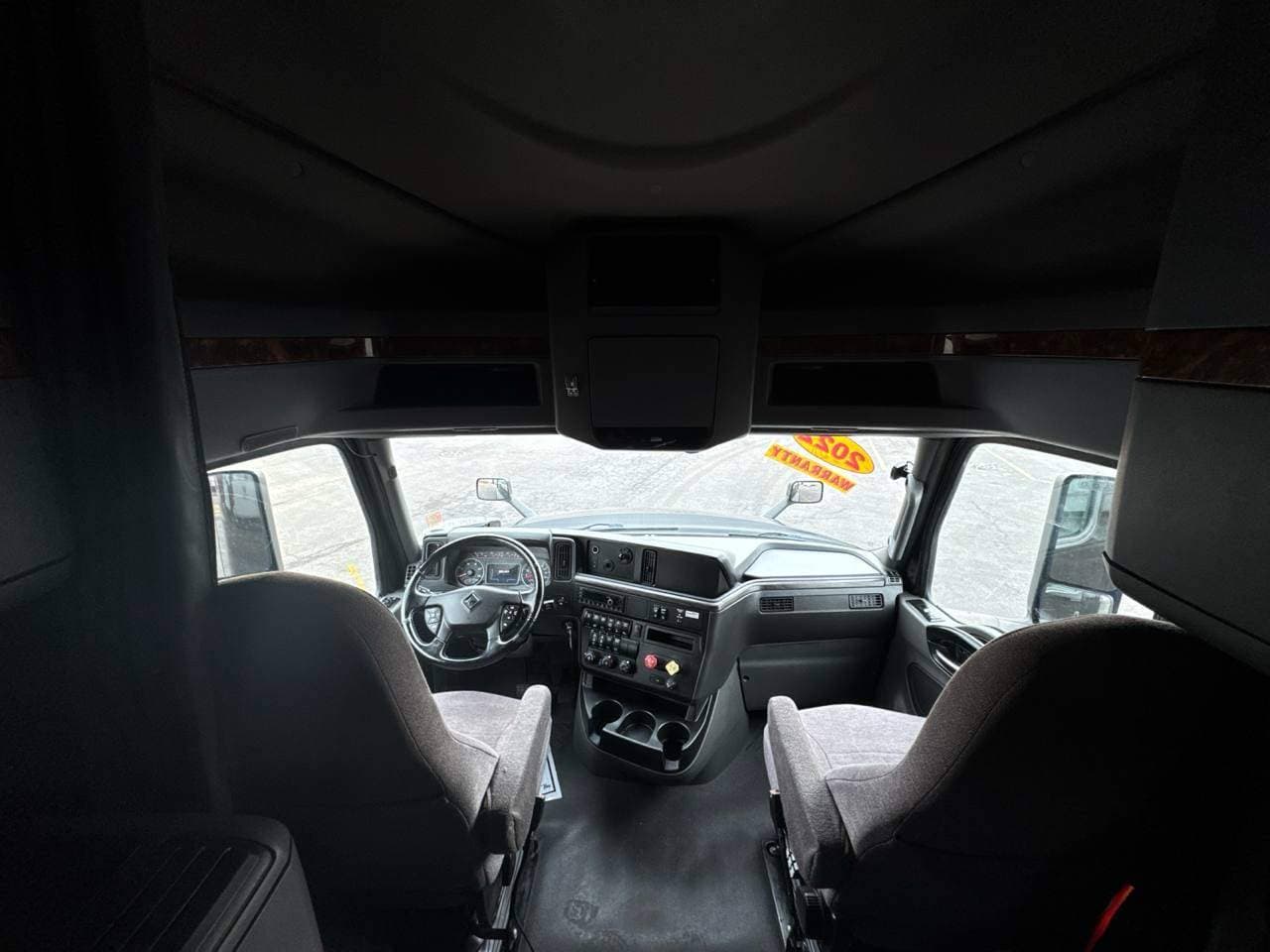 2022 International LT625 image 17