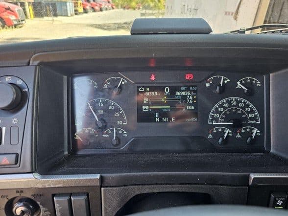 2023 Volvo VNL64T760 image 10