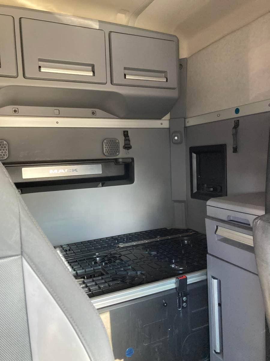 2020 Mack Anthem 64T Sleeper Semi Truck - 70" Condo Sleeper, 505HP, 18 Speed Manual image 17