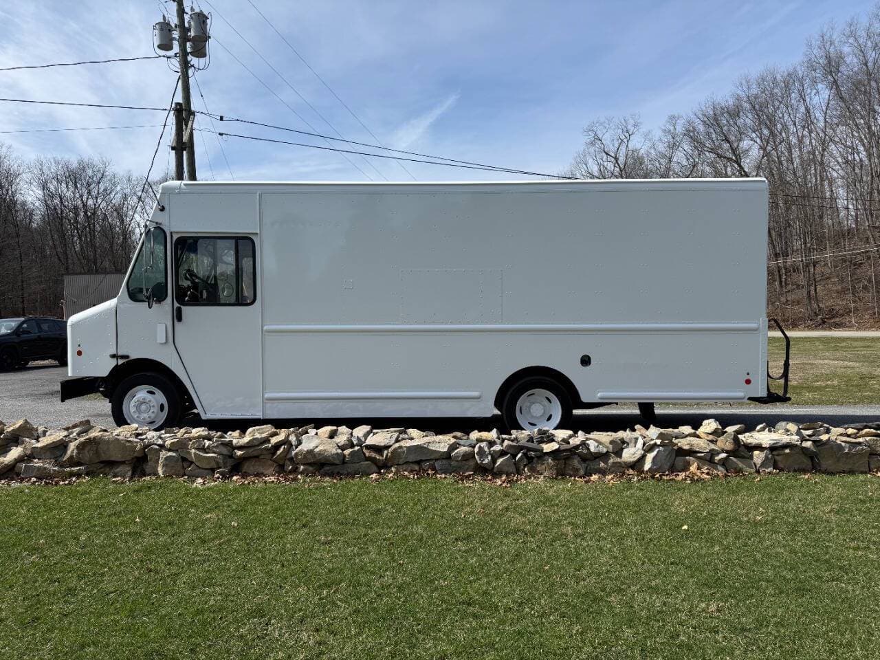 2021 Ford Stripped Chassis image 12