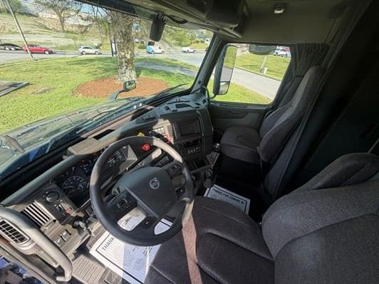 2023 Volvo image 18