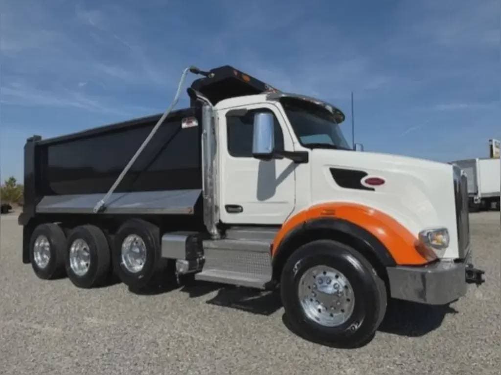 2023 Peterbilt 567 image 1