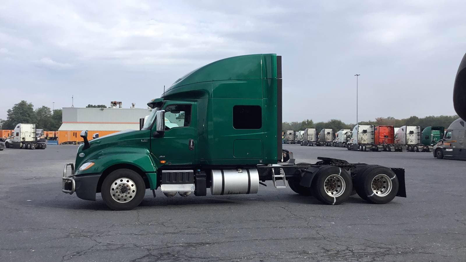 2021 International LT625 image 3
