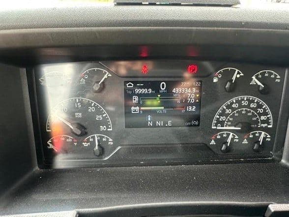 2023 Volvo VNL64T760 image 5