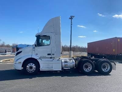 2020 Volvo VNR image 4