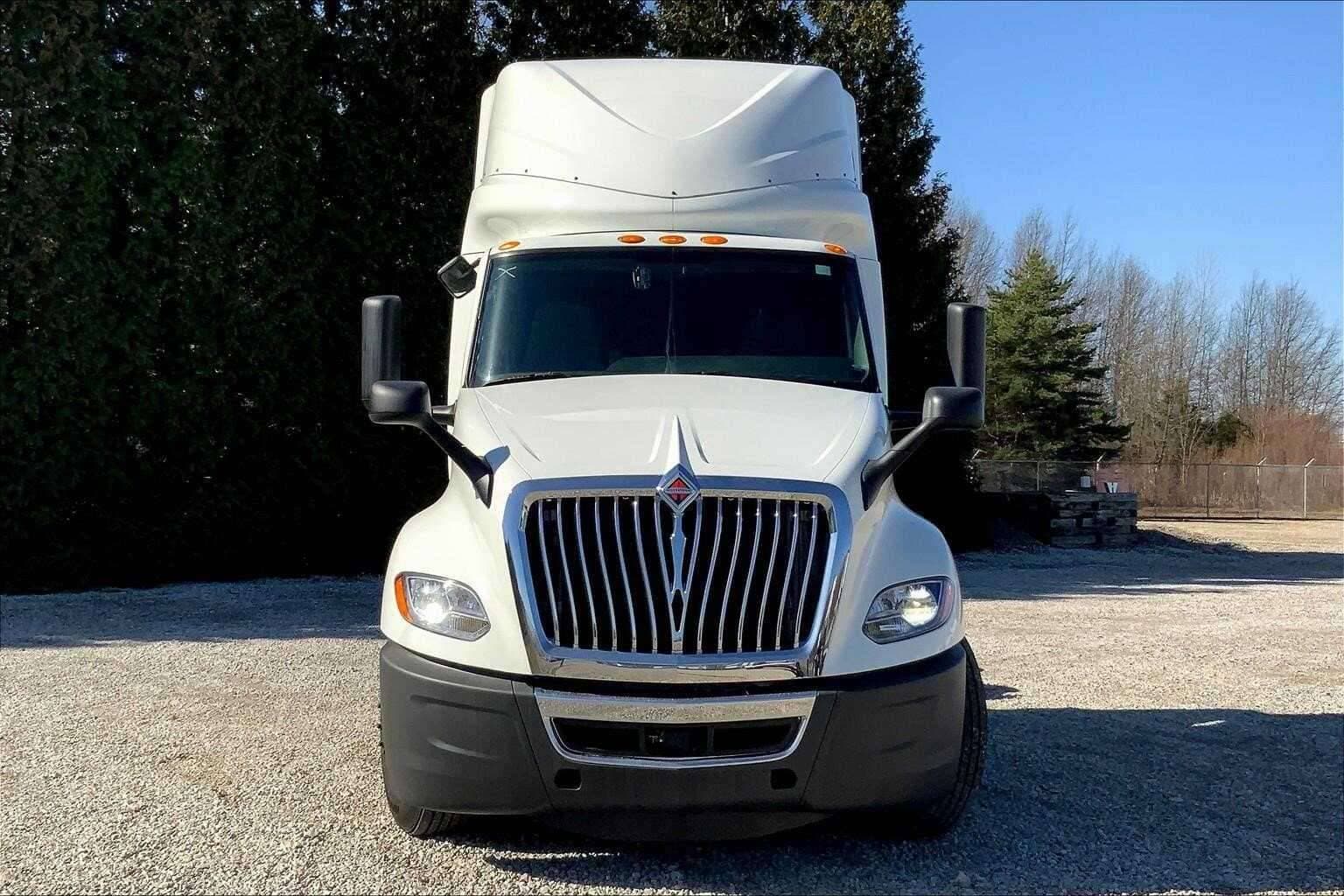 2022 International LT625 image 6