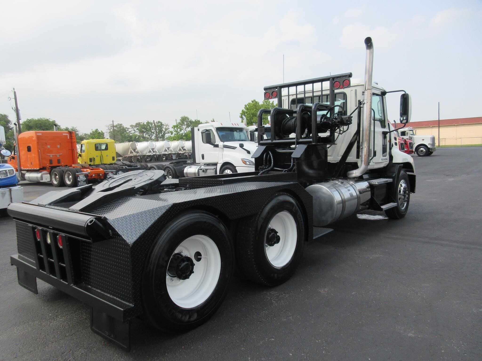 Used 2014 MACK PINNACLE CXU613 Winch Truck in Channelview, TX image 4