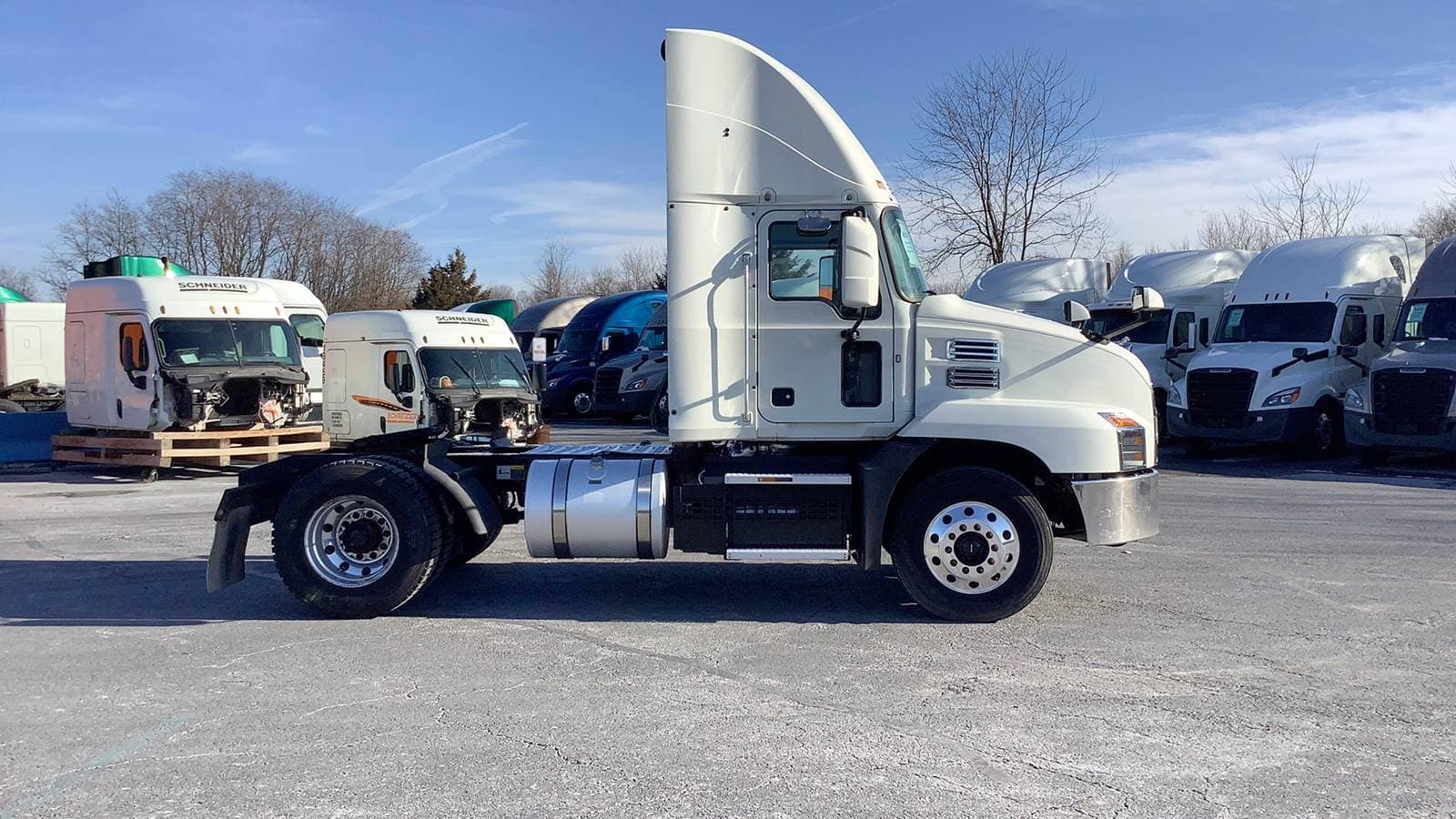 2019 Mack Anthem Day Cab Truck - Mack MP7, Automatic image 3