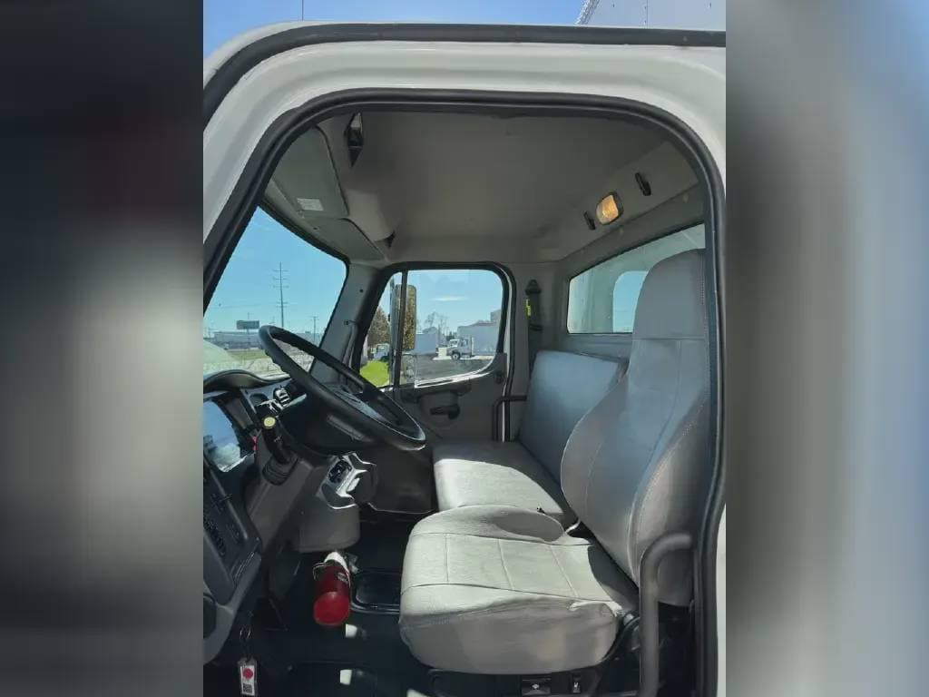 2022 Freightliner M2 image 7