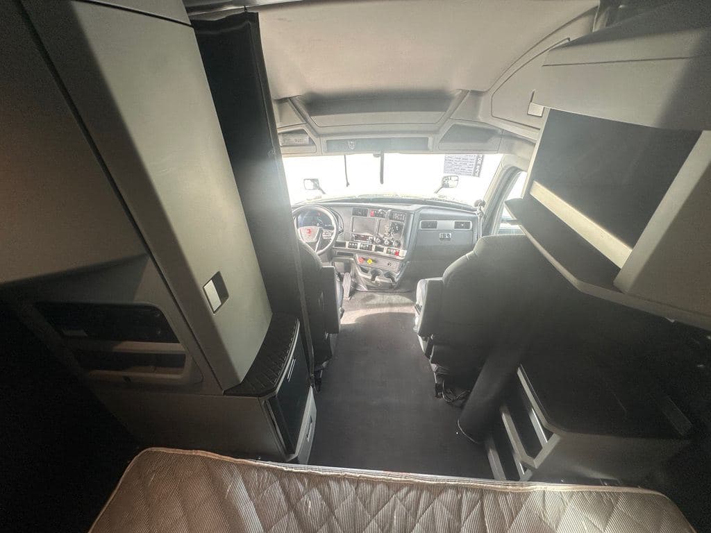 Used 2022 KENWORTH T880 image 25
