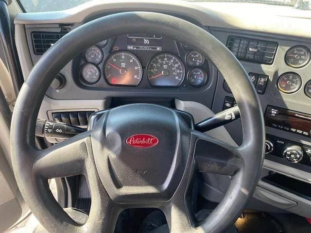 2020 Peterbilt 579 image 2
