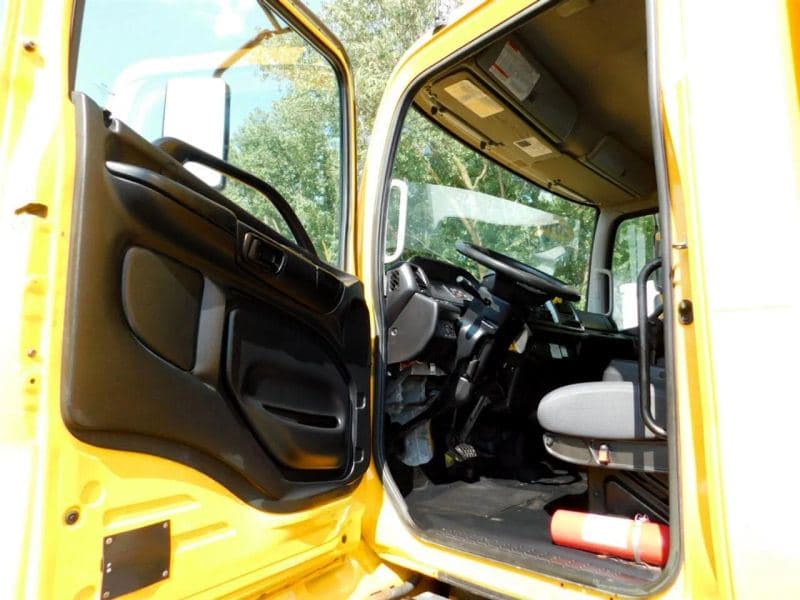 2018 Hino 338 image 10