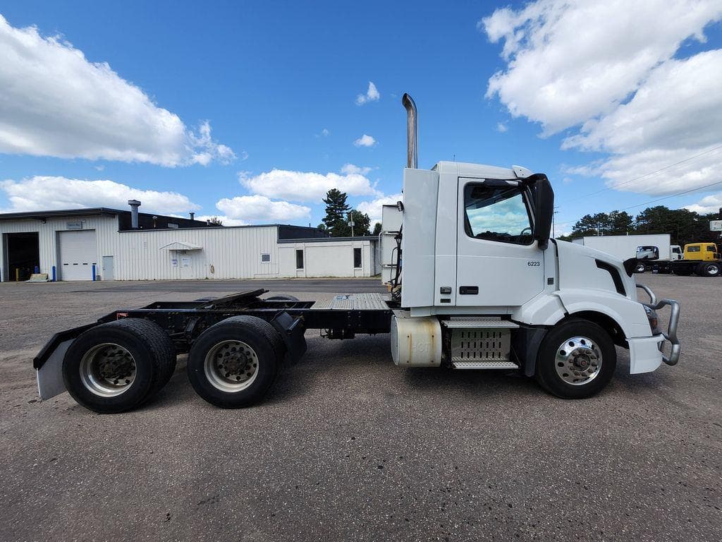 2016 Volvo VNL image 6