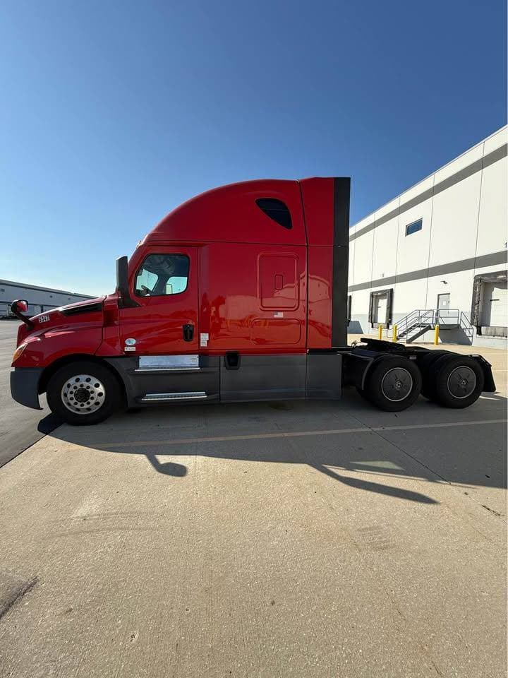 2021 Freightliner Cascadia image 3
