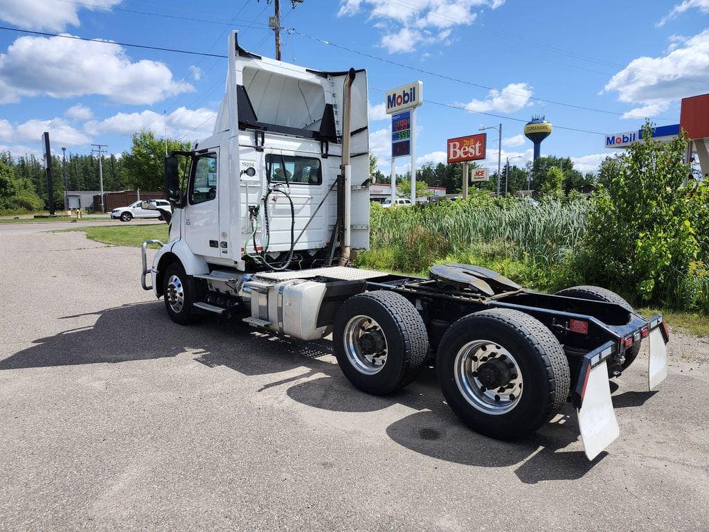 2020 Volvo VNR image 3