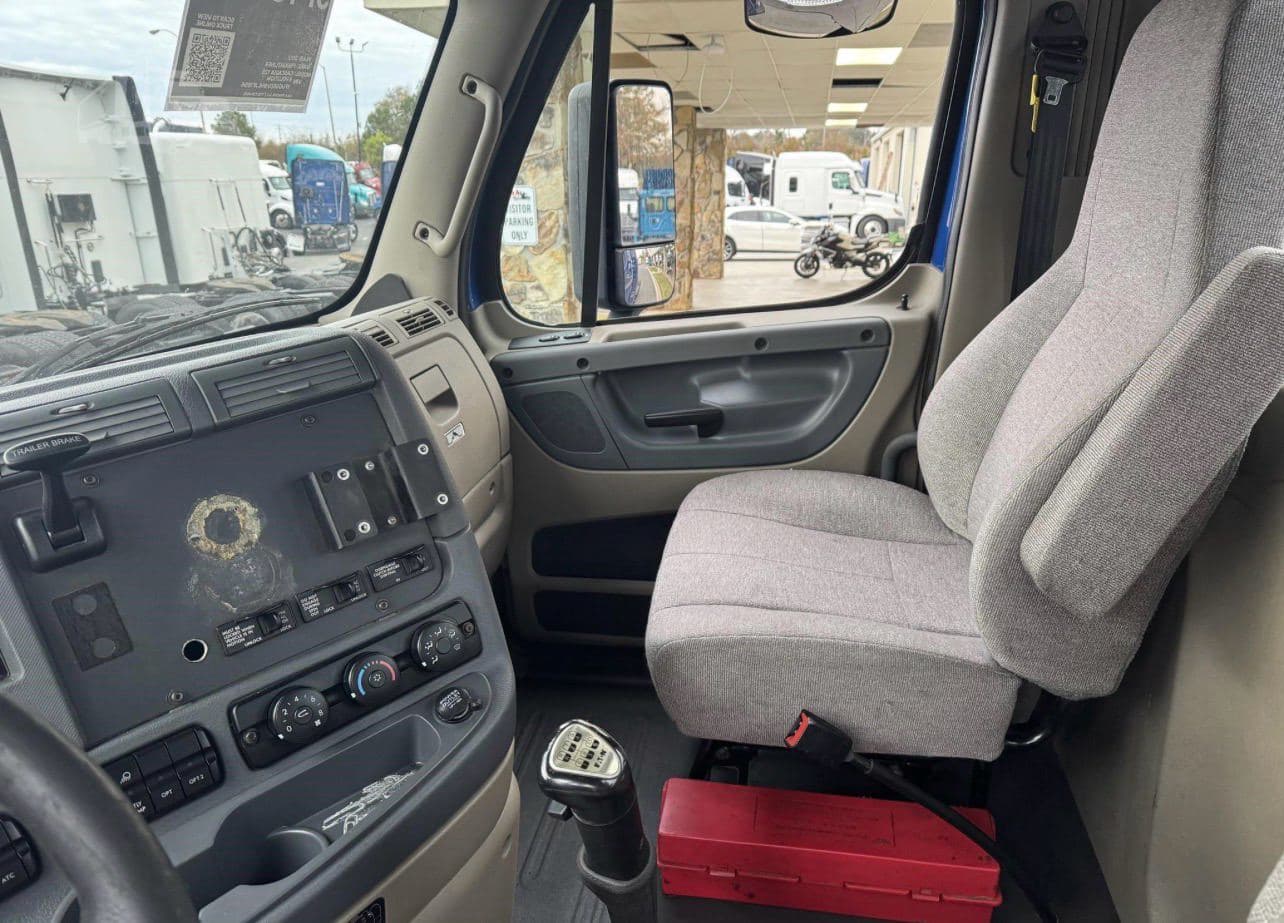 2017 Freightliner Cascadia 125 image 8