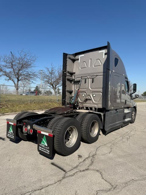 2024 Freightliner Cascadia image 3