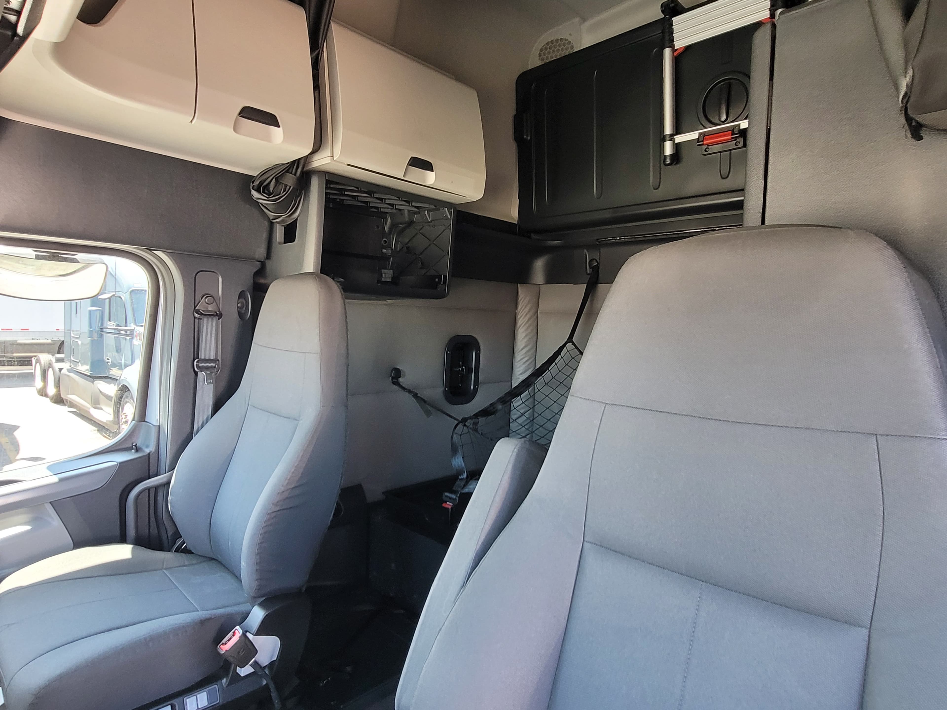 2022 Freightliner Cascadia 126 image 8