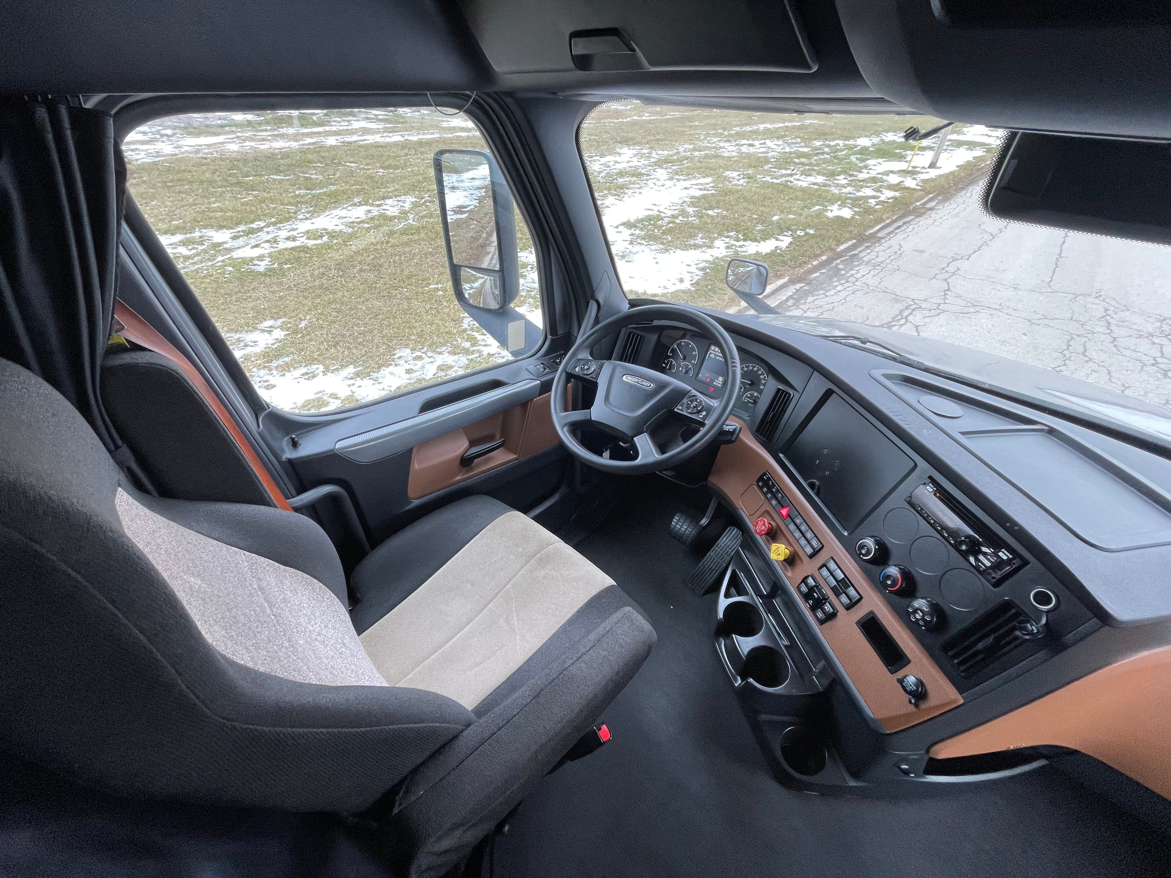 2021 Freightliner Cascadia image 11