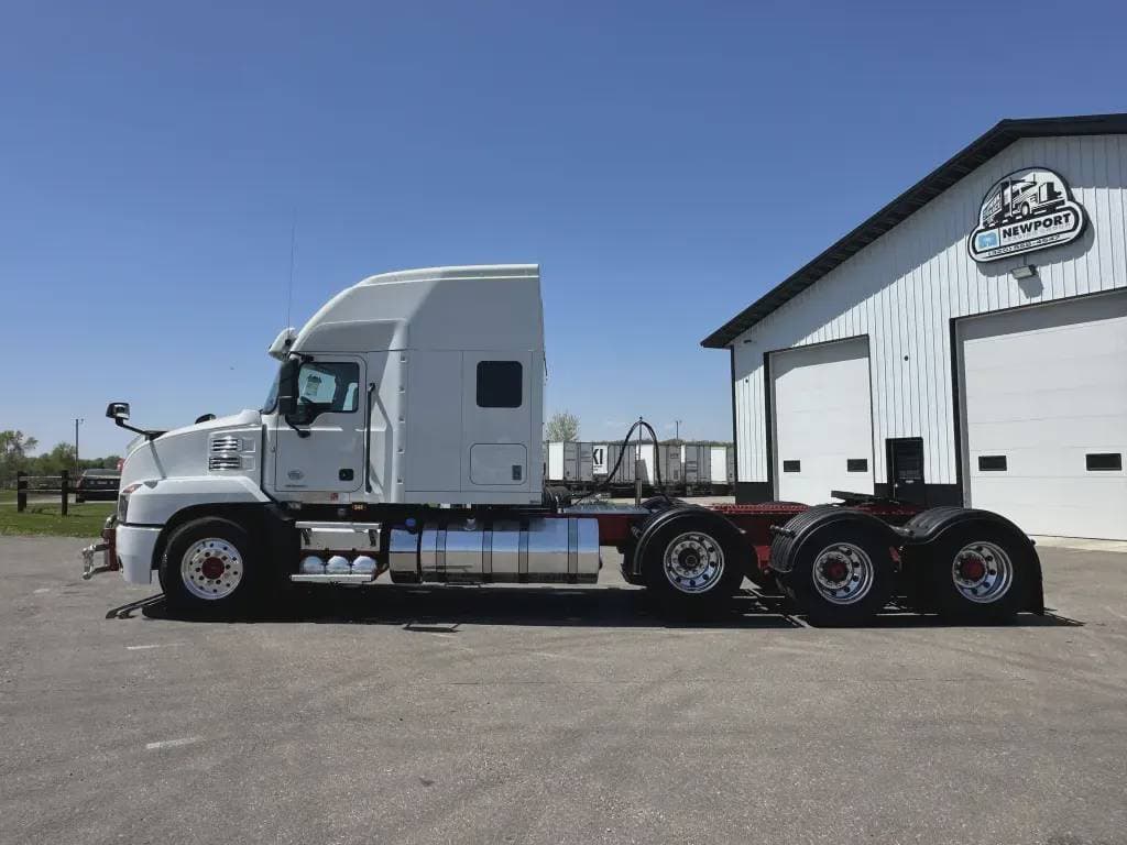 Used 2021 MACK Conventional - Sleeper Truck image 4