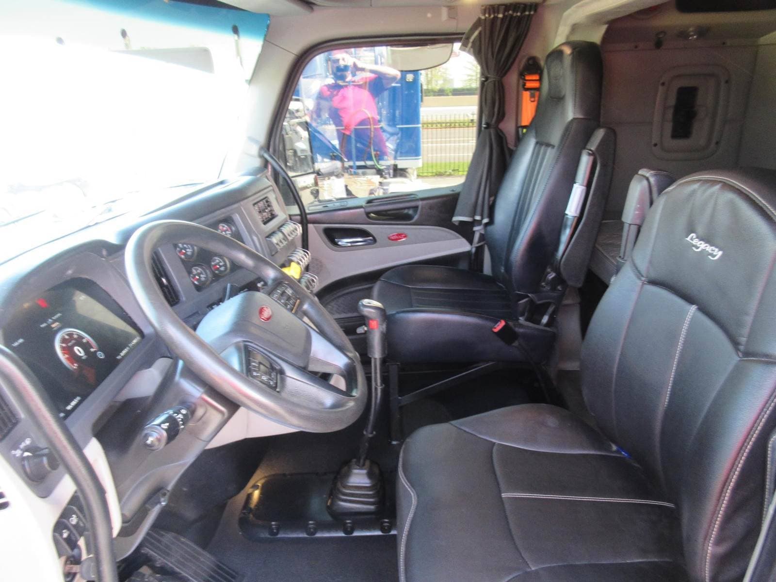 2023 Peterbilt 567 image 18