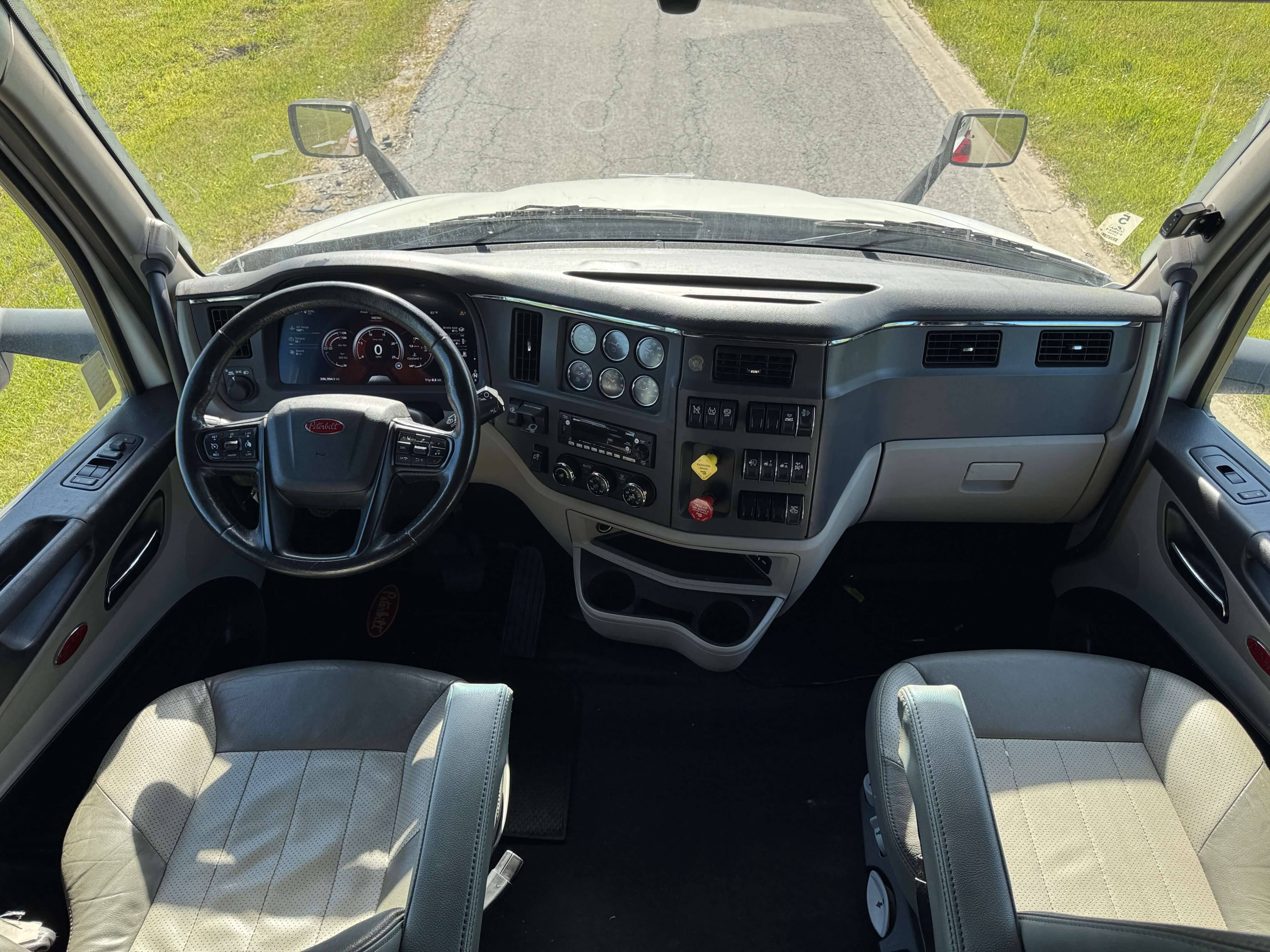 2023 Peterbilt 579 image 15