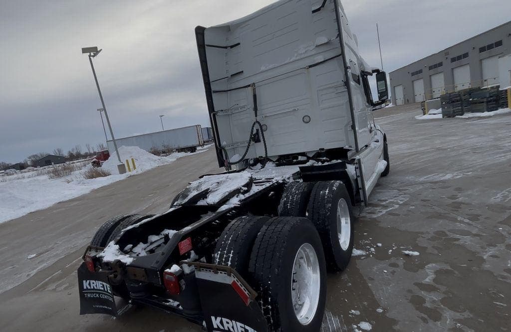 2023 Volvo VNL image 5