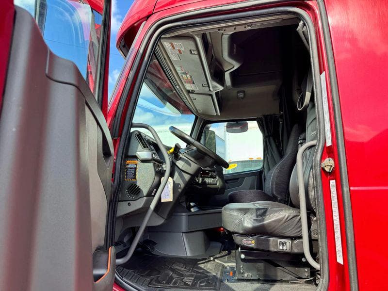 2021 Volvo VNL image 25