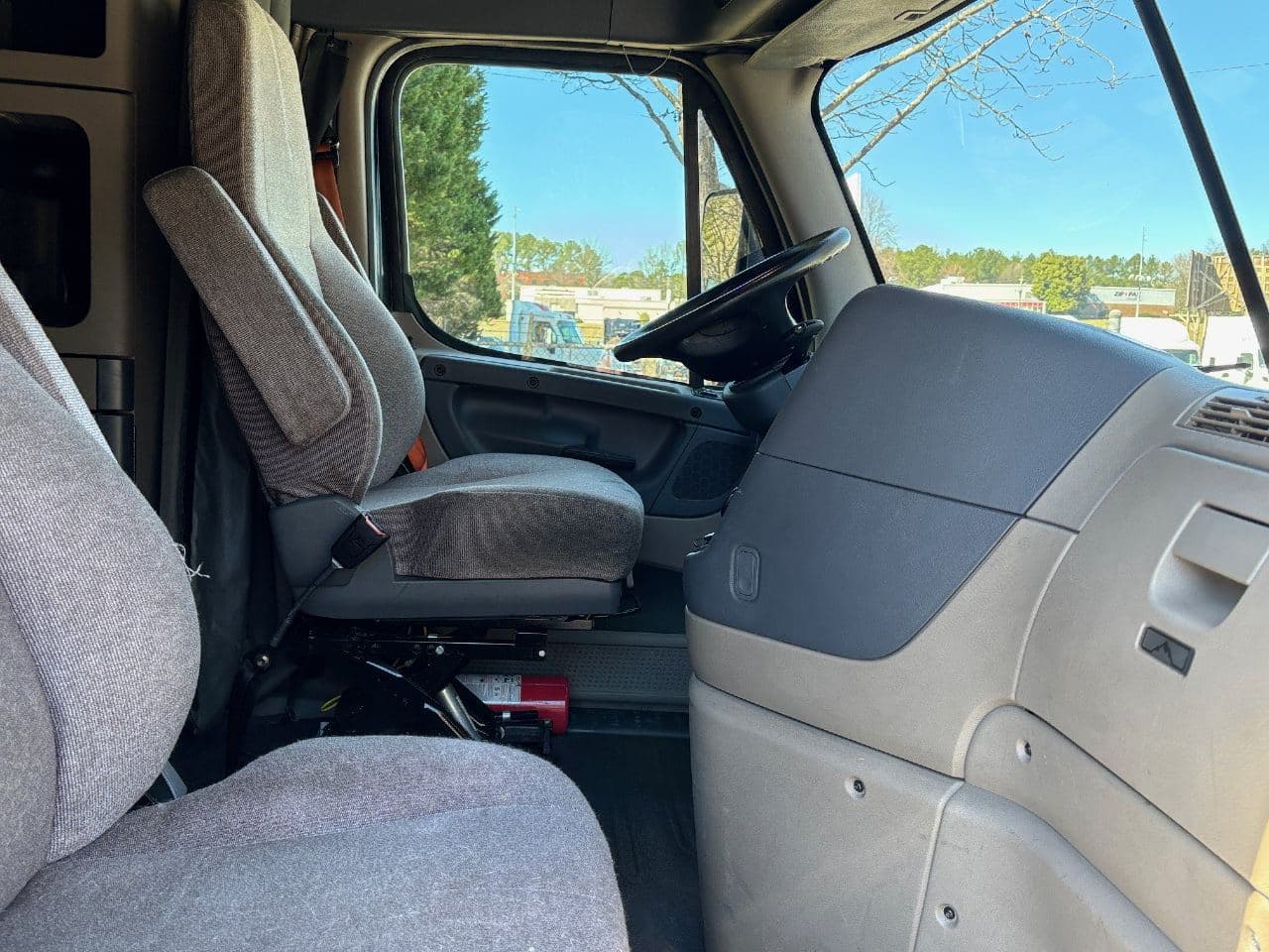 2020 Freightliner Cascadia 125 image 16