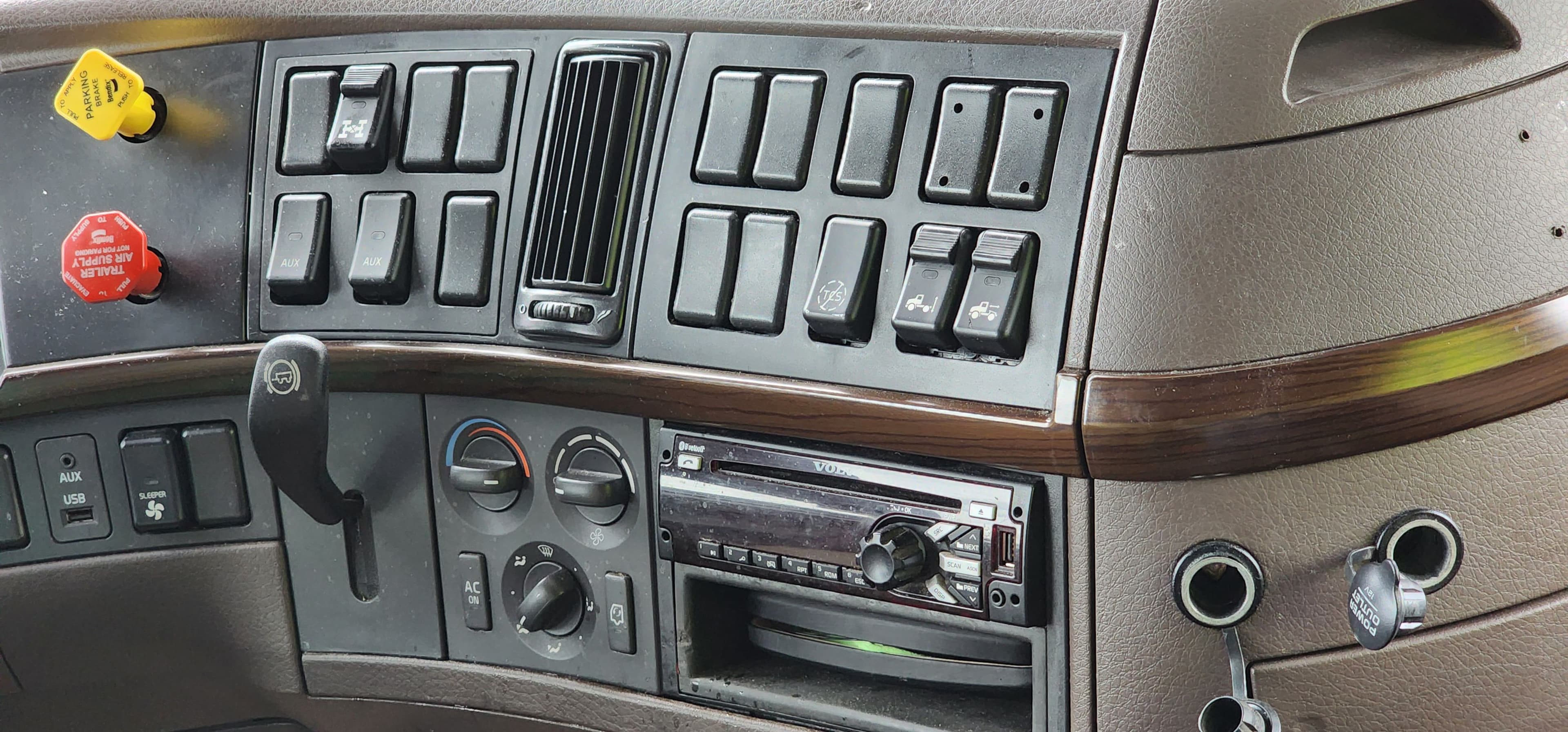 2016 Volvo VNL670 image 6