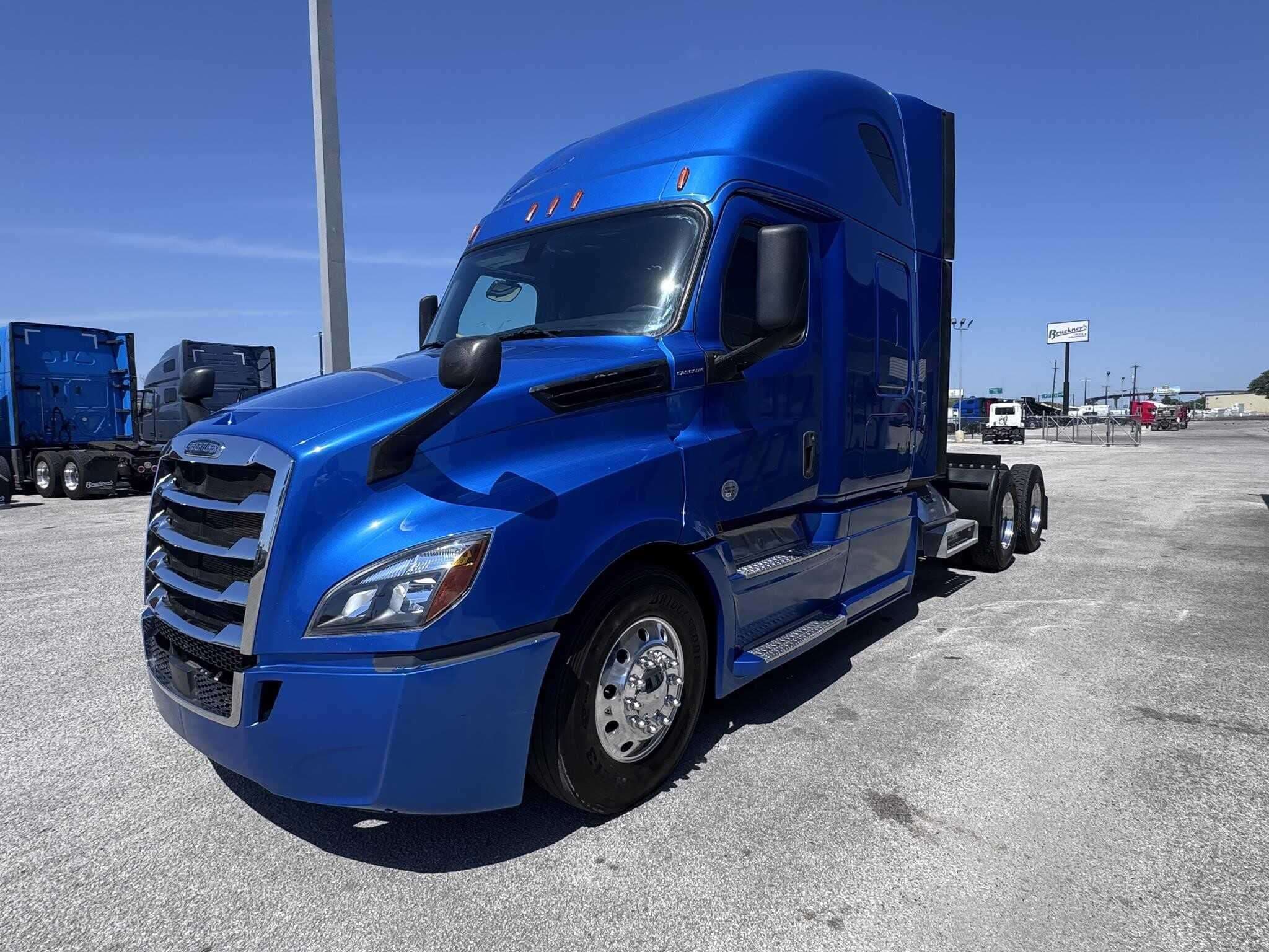 2020 Freightliner Cascadia image 2