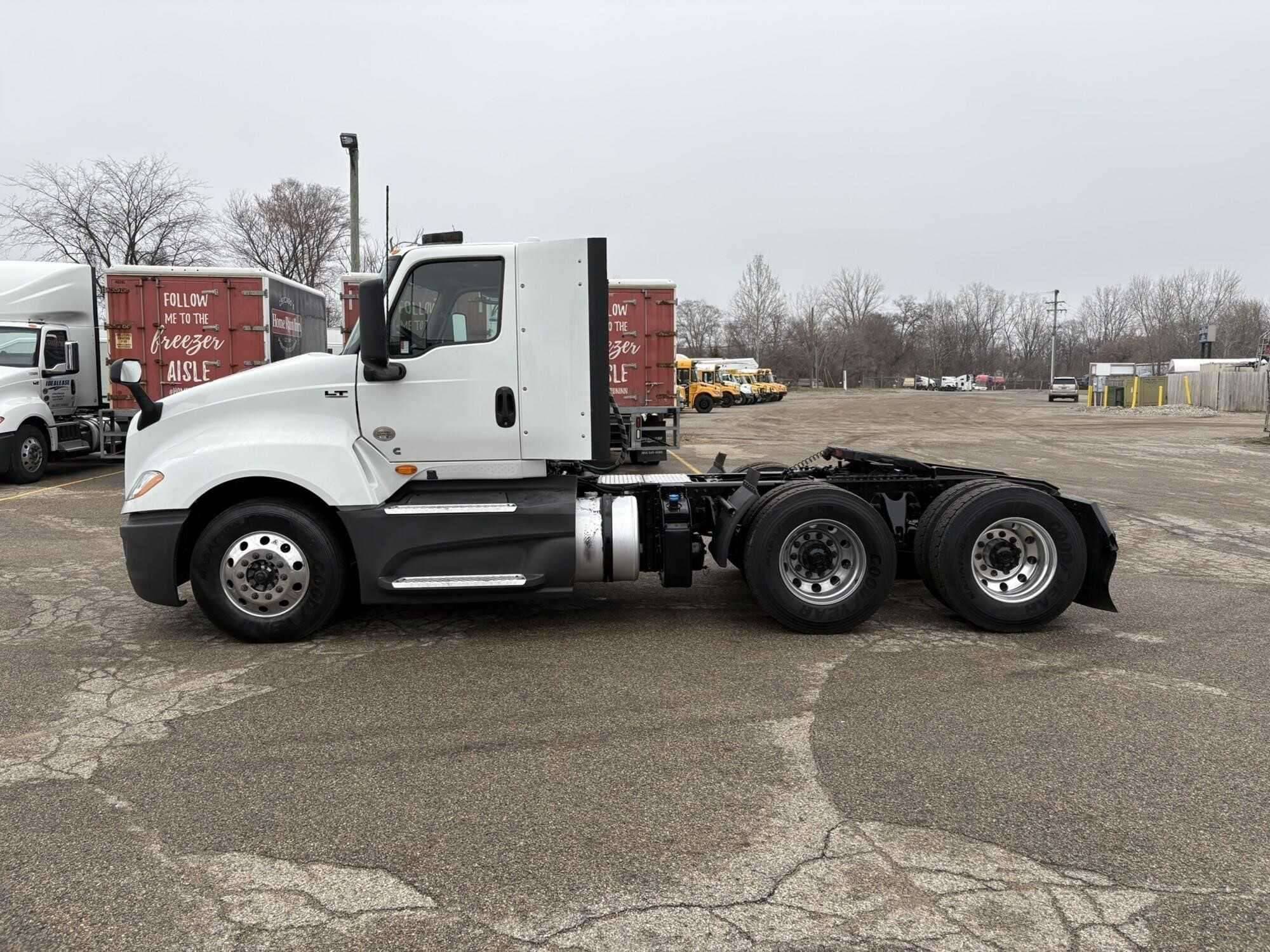 2021 International LT625 image 2