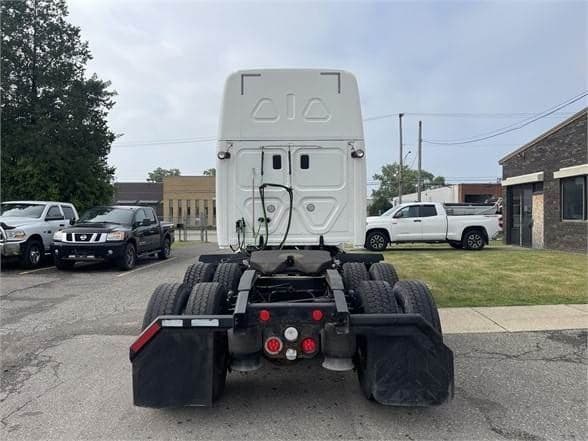 2016 Freightliner Cascadia image 10